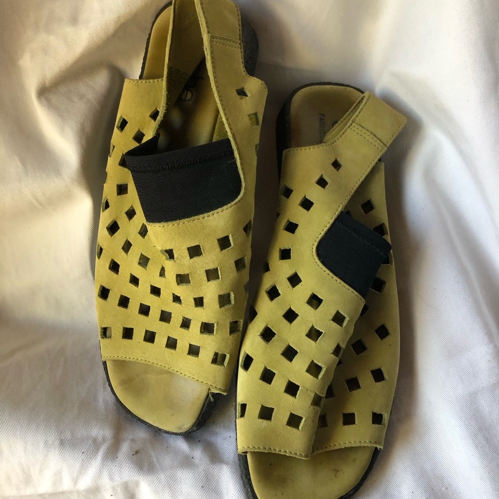 Arche open toe sandals, light green. Good condition, size 40. Square cutouts.
